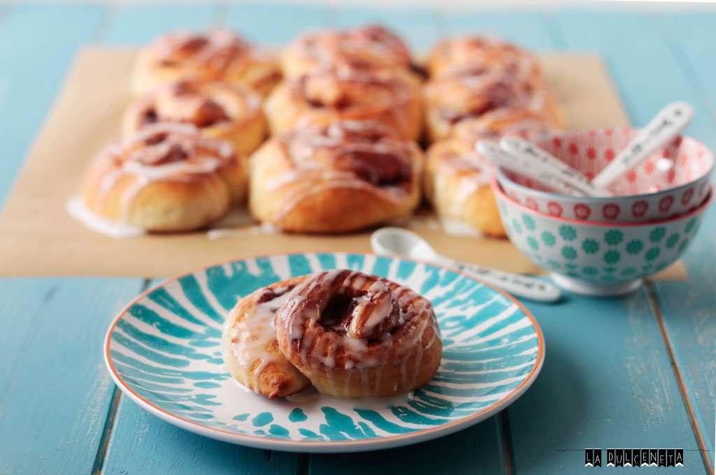 rollos de canela y fresa con glaseado de fresa