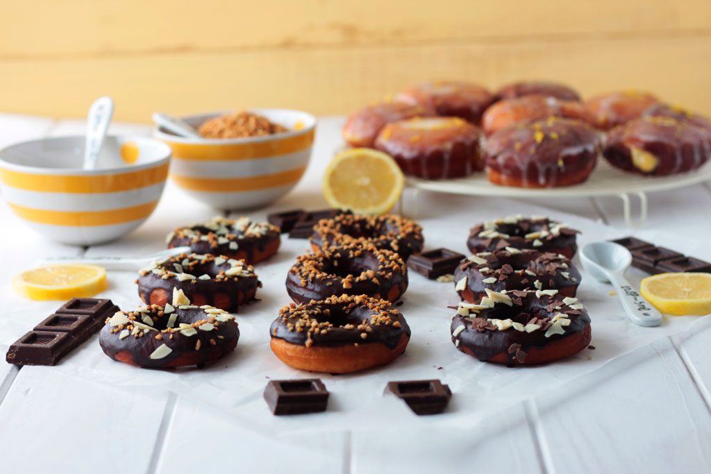 donuts glaseados con chocolate y limón donuts glaseados con chocolate y limón